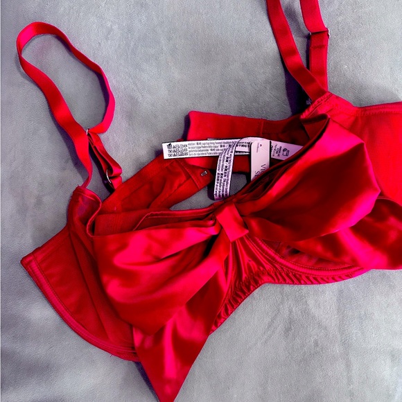 𝑽𝑰𝑪𝑻𝑶𝑹𝑰𝑨'𝑺 𝑺𝑬𝑪𝑹𝑬𝑻 𝑩𝑨𝑳𝑪𝑶𝑵𝑬𝑻𝑻𝑬 𝑺𝑰𝑳𝑲 𝑩𝑶𝑾 𝑩𝑹𝑨♥️ - Picture 6 of 12